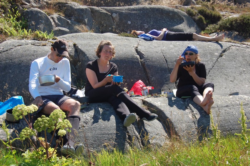 Paddlare äter lunch Långö vid Smögen