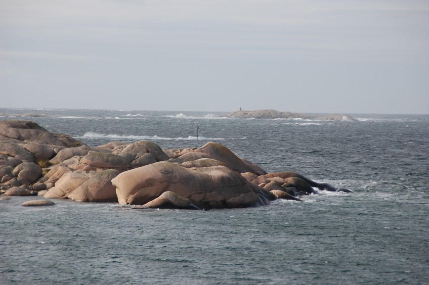 Utsikt över blåsigt hav i Bohuslän